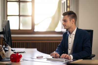 LBS-Berater arbeitet im Büro am PC.